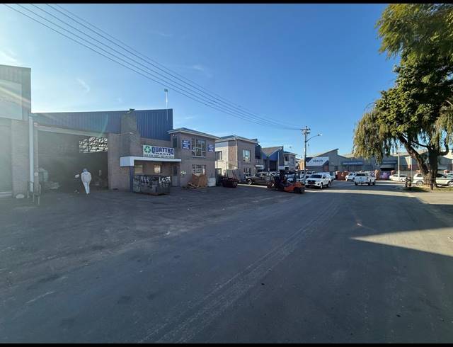 703M² WAREHOUSE TO LET IN STIKLAND